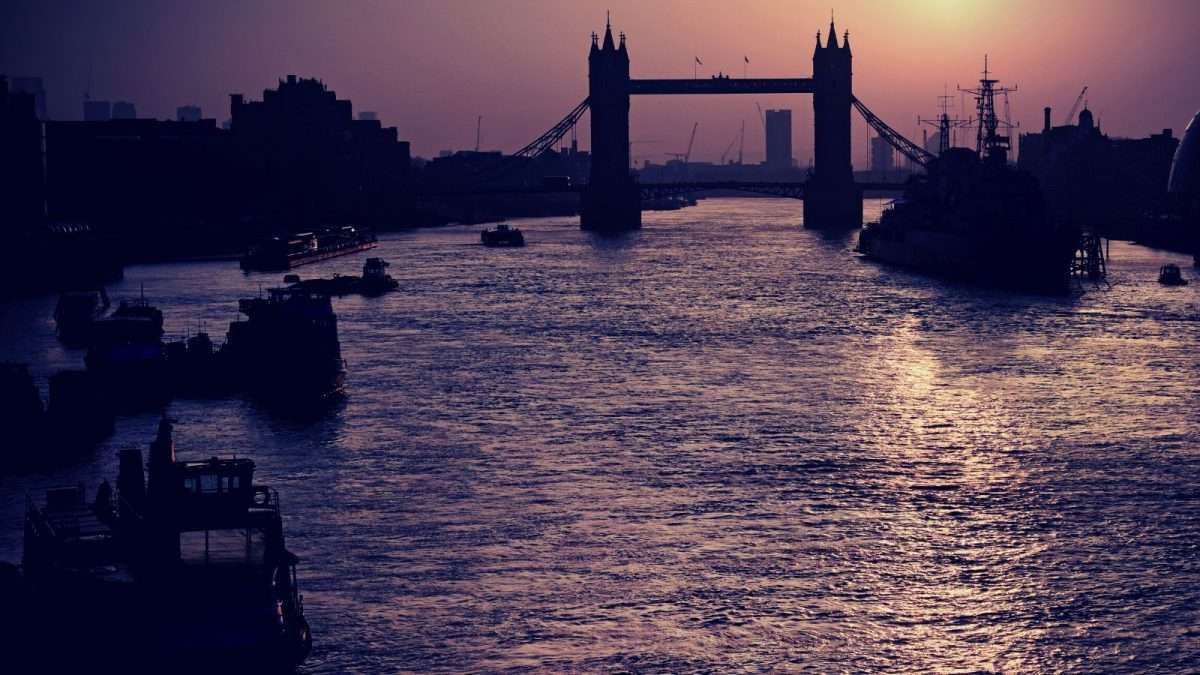 claude blanche add London River Bondage photo