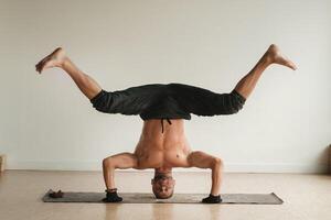 abu yaseen add Naked Headstand photo