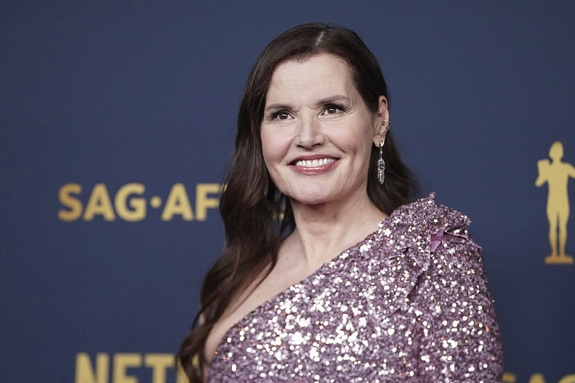 ailyn gatmaitan add Geena Davis In A Bikini photo