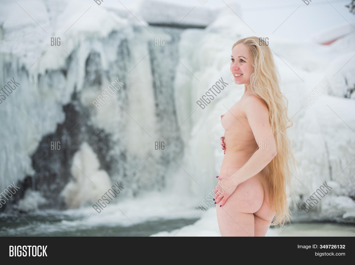 azhar abu add Naked Women In The Snow photo