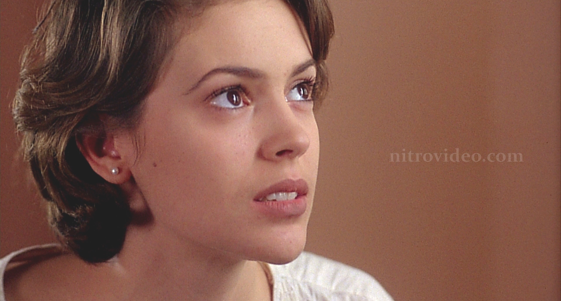 djisamsoe rokok add Alyssa Milano Embrace photo
