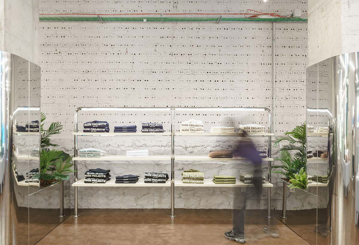 byron calvert add Nude In Store photo
