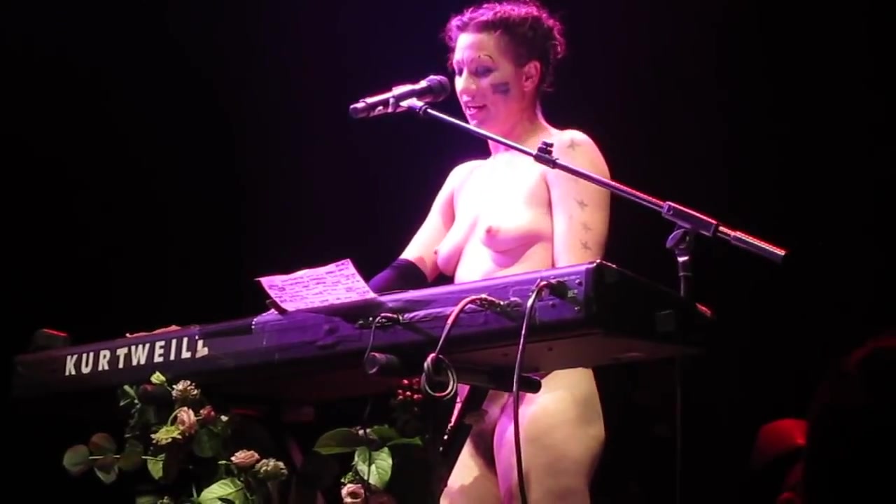 Female Singers Nude 9894
