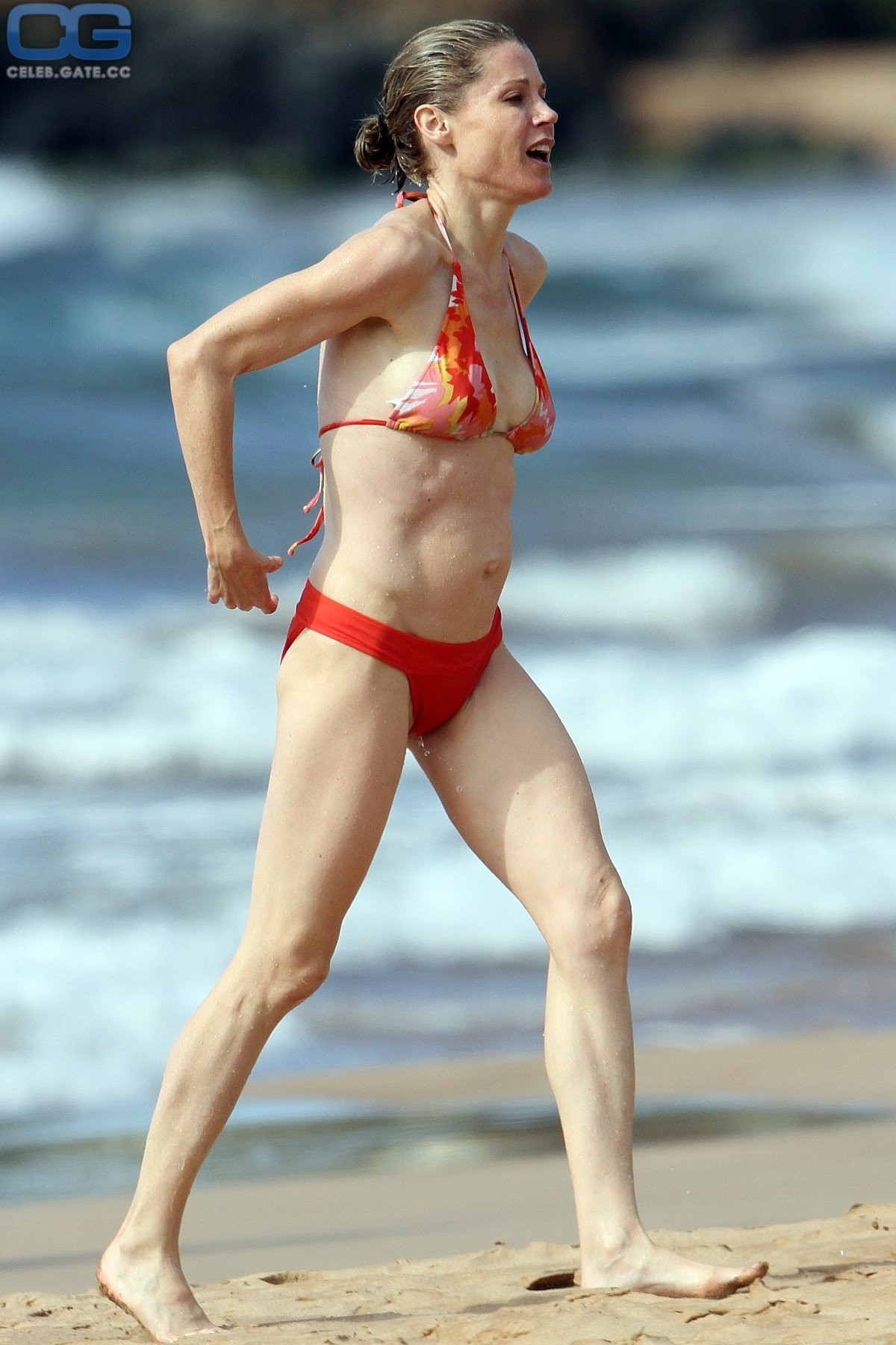 dominique cameron add Julie Bowen Swimsuit photo