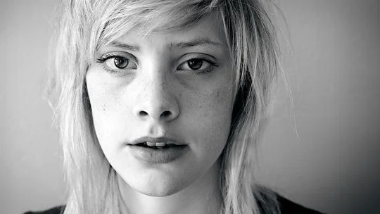 chris frayer add Anika Summers photo