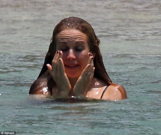 Kelly Preston In Bikini 14424