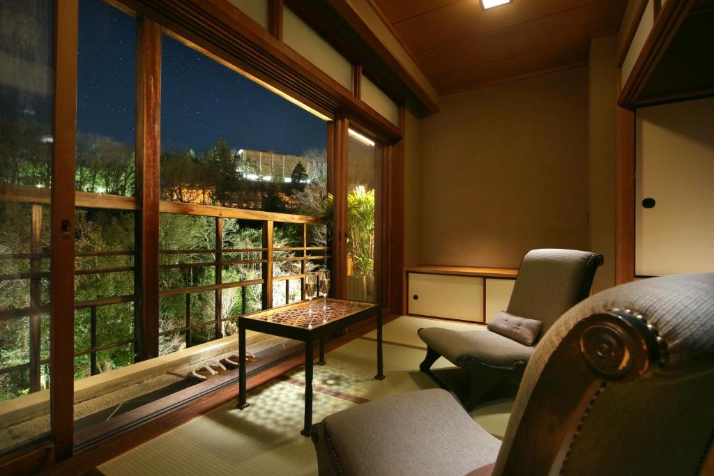 daniel r sutton add Japan Glass Room Massage photo