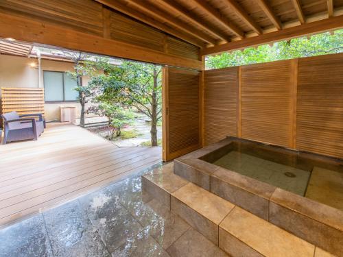 arif hanslod add Japanese Bathhouse Hidden Cam photo
