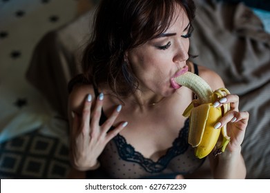 Beautiful Woman Sucking 10523