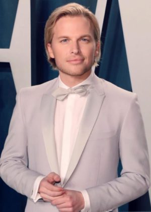 caitlin gilbertson add Ronan Farrow Nude photo