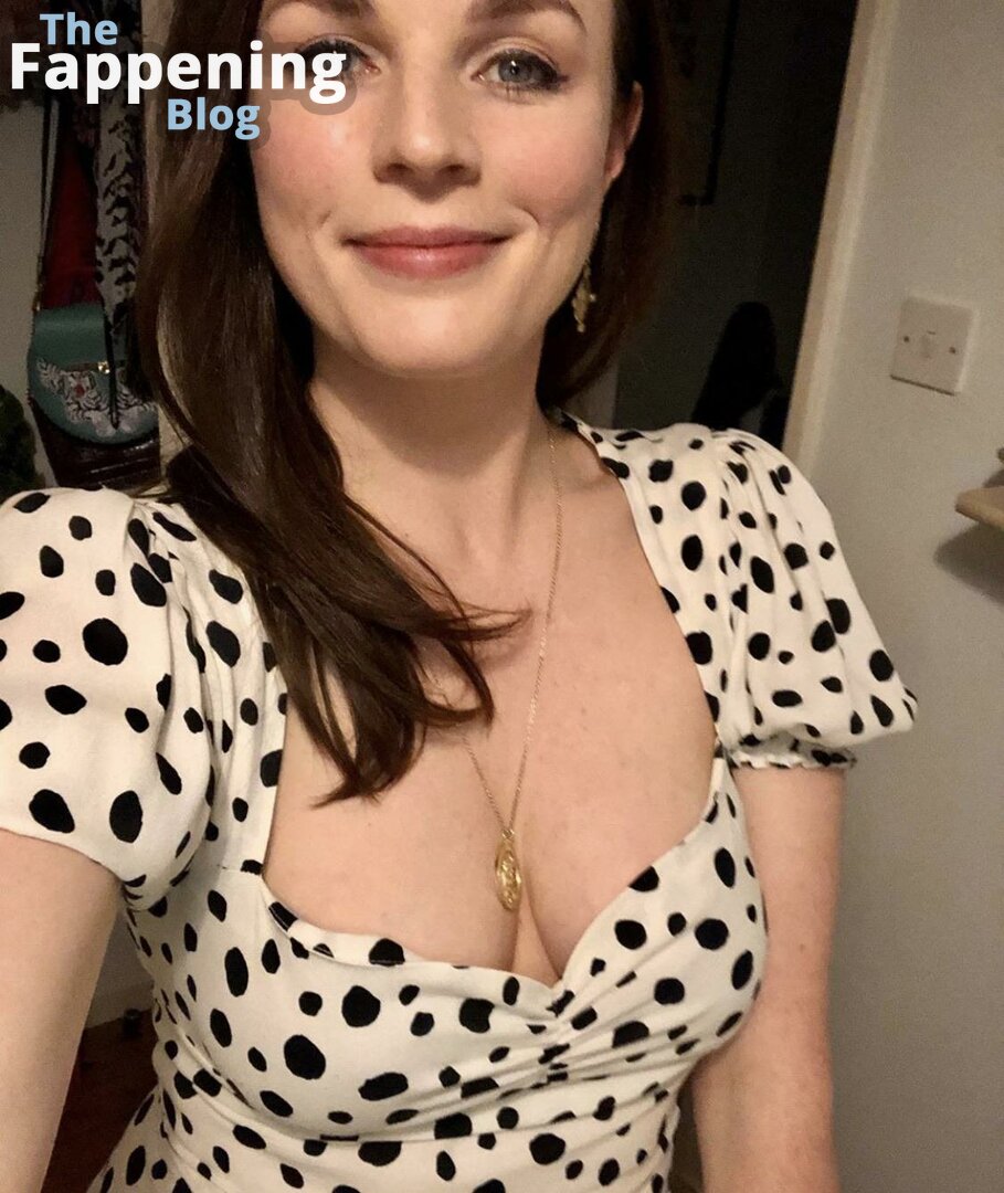 darrell sills add Aisling Bea Nude photo