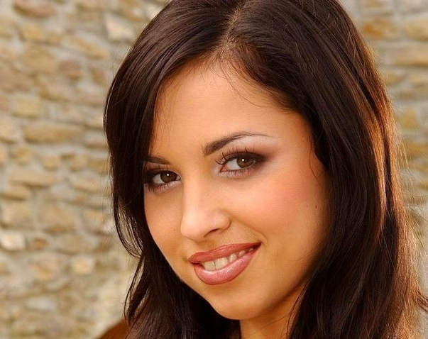 anna tamez add Alexa May photo