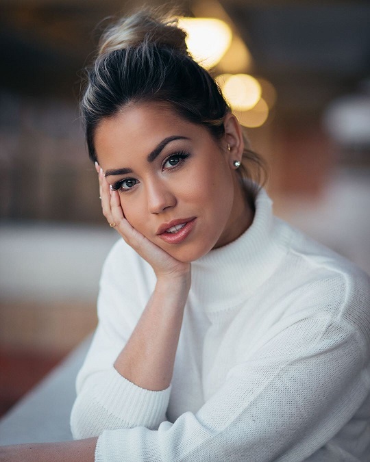 asiri dayarathne add Alina Lopez Bang photo