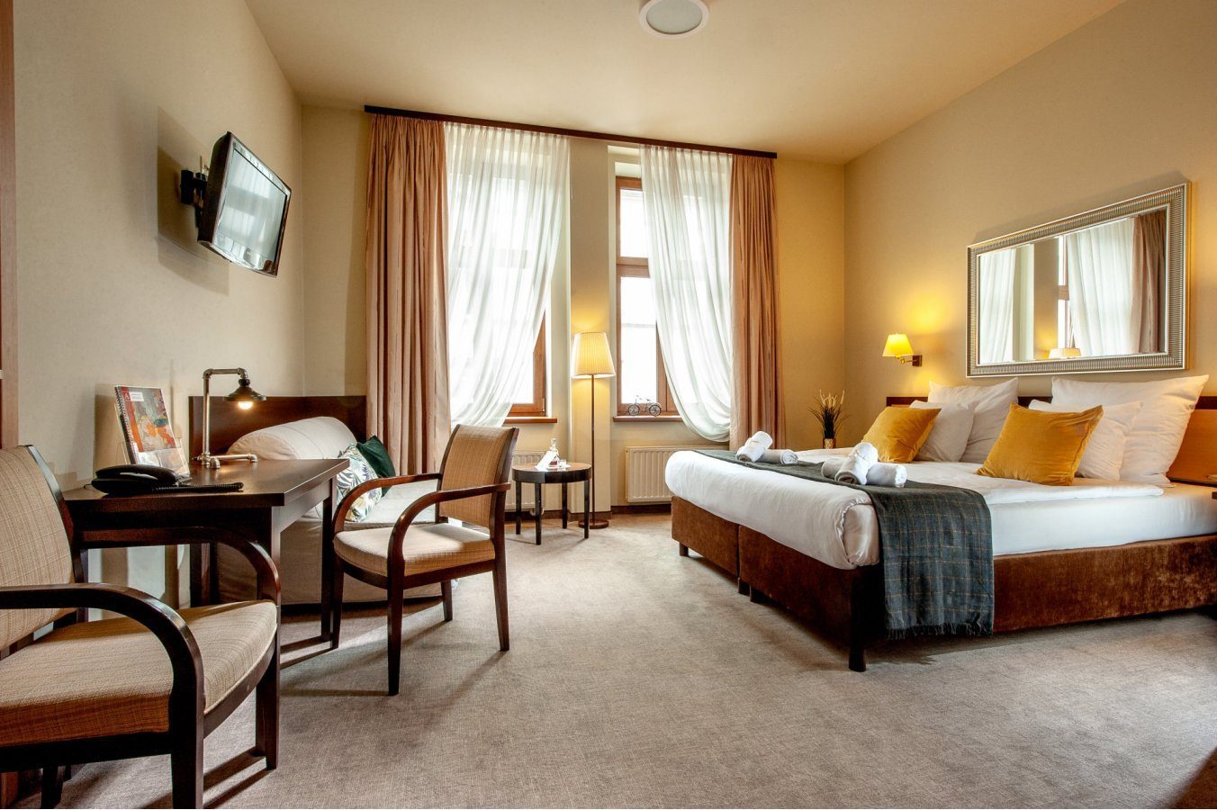 cris page add Amber Chase Hotel photo