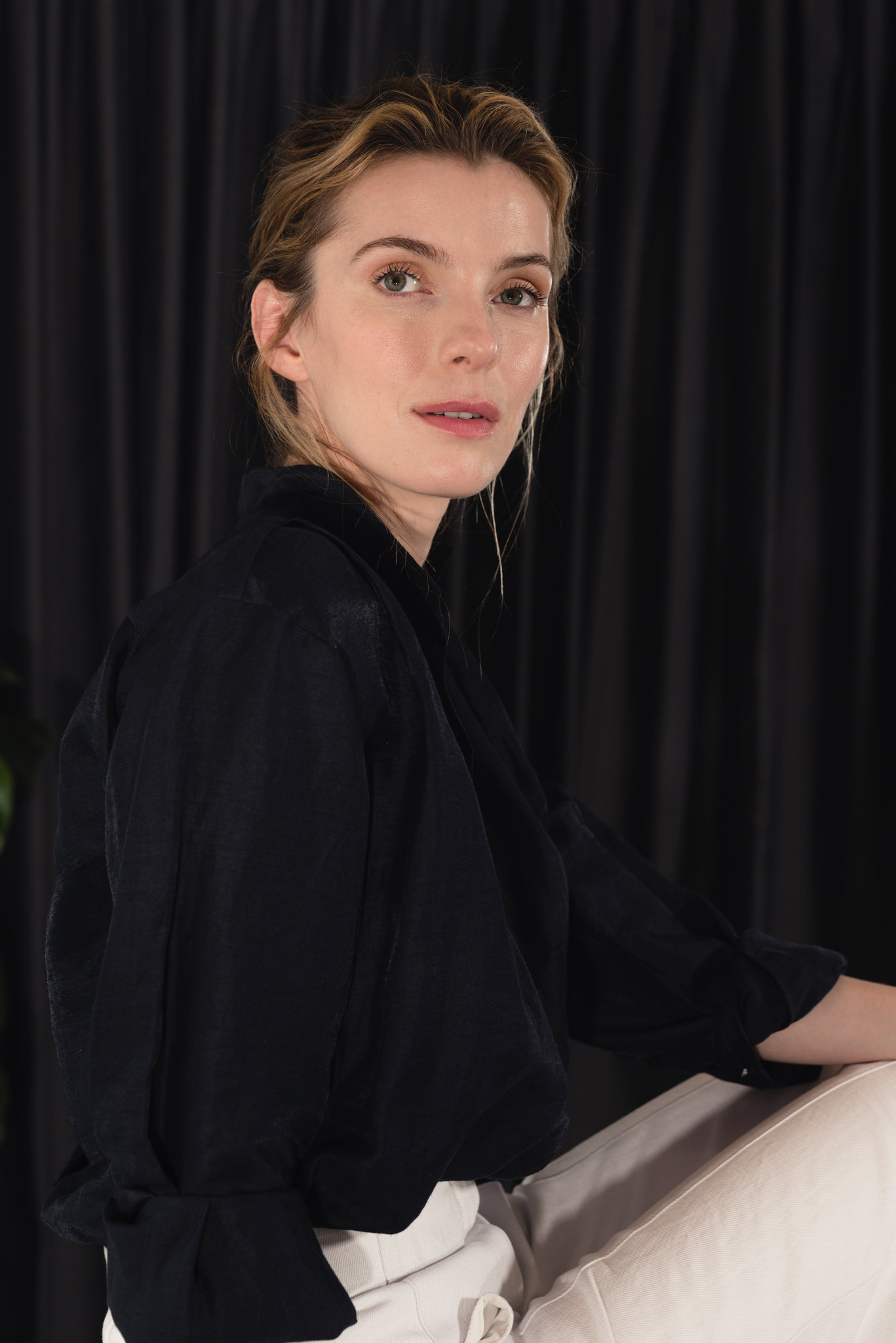 Betty Gilpin Sexy 6166