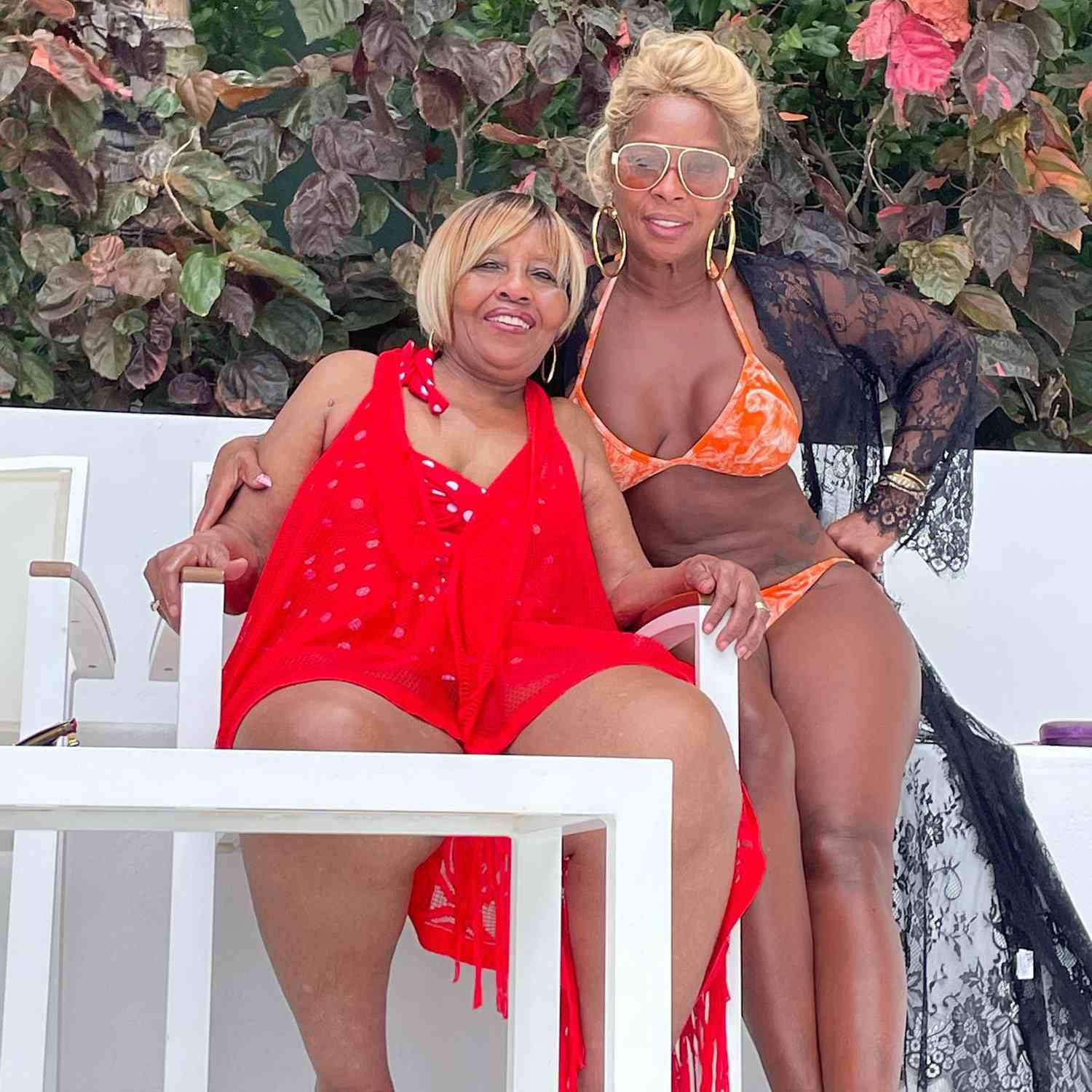 dhs grads add Busty Latina Gilf photo