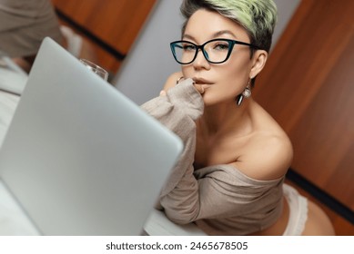 aaron sarver add Cute Sexy Milf photo