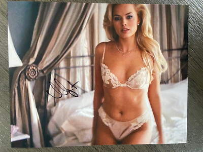 astari putri add Margot Robbie Panties photo