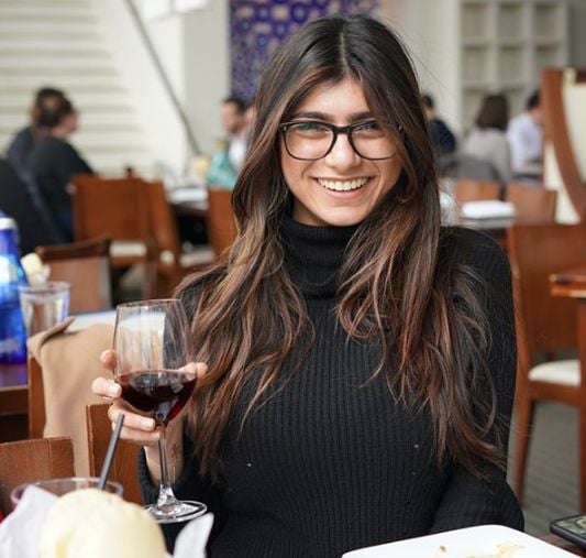 dexter gates add Mia Khalifa With Mom photo