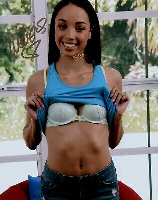 amada medina add Ebony Flashing photo