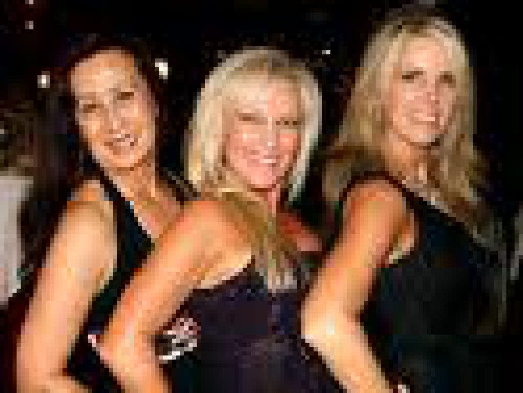 chrystal wolf add Cougar Club La photo