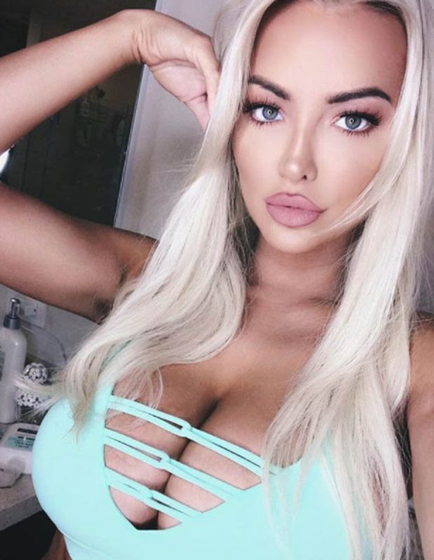 bhejay torrenueva add Lindsey Pelas Nip Slip photo