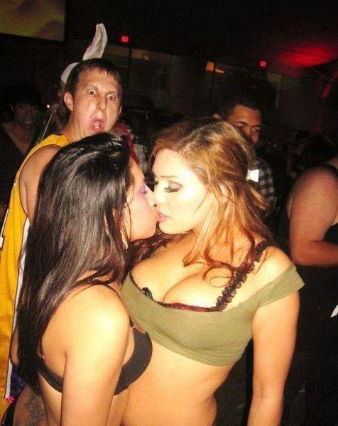 Hot Chicks Making Out 14188