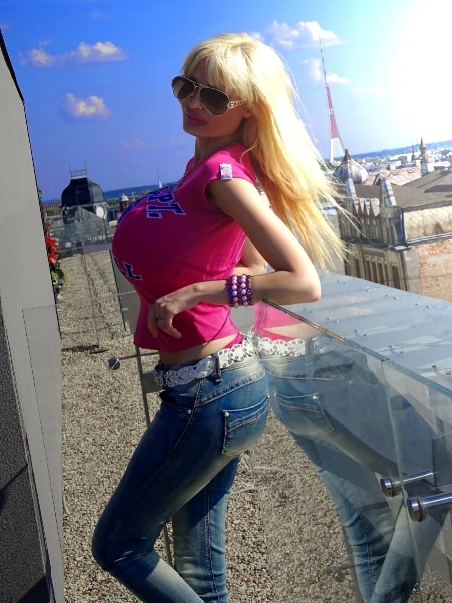 courtney demarest add Huge Fake Tit Porn photo