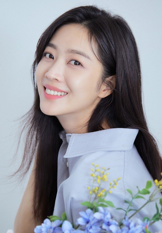 avril miller add Kim Soo Ah photo