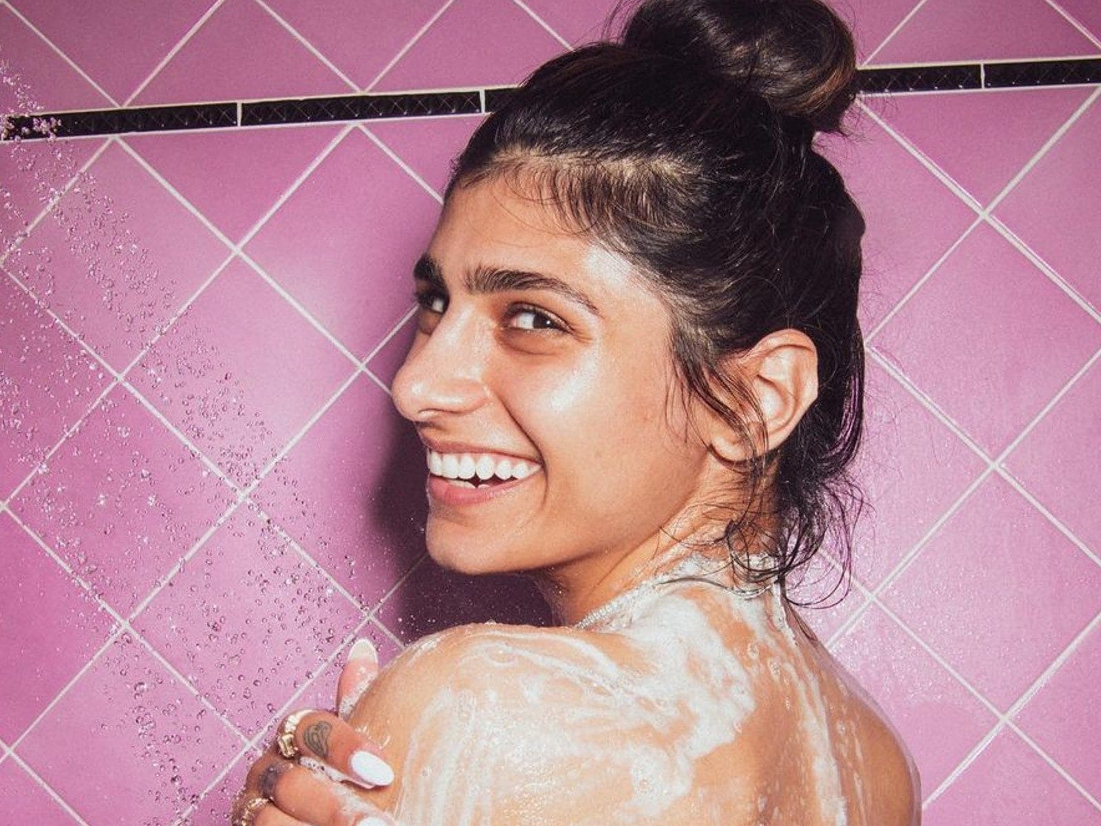 deepak np add Mia Khalifa Bath Tub photo