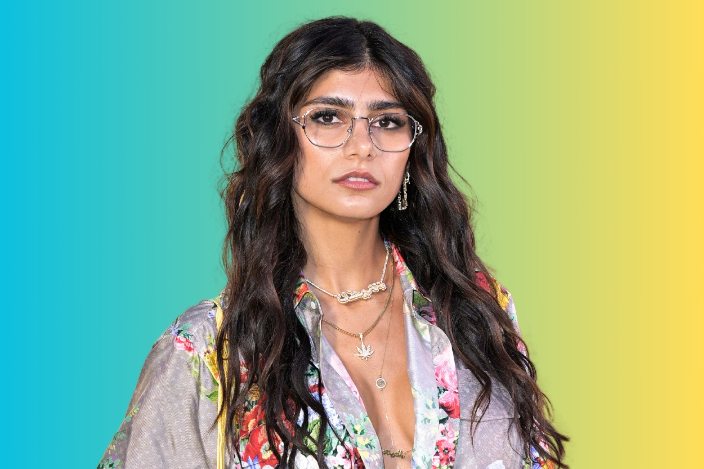 dolores zajac add Mia Khalifa Spreading photo