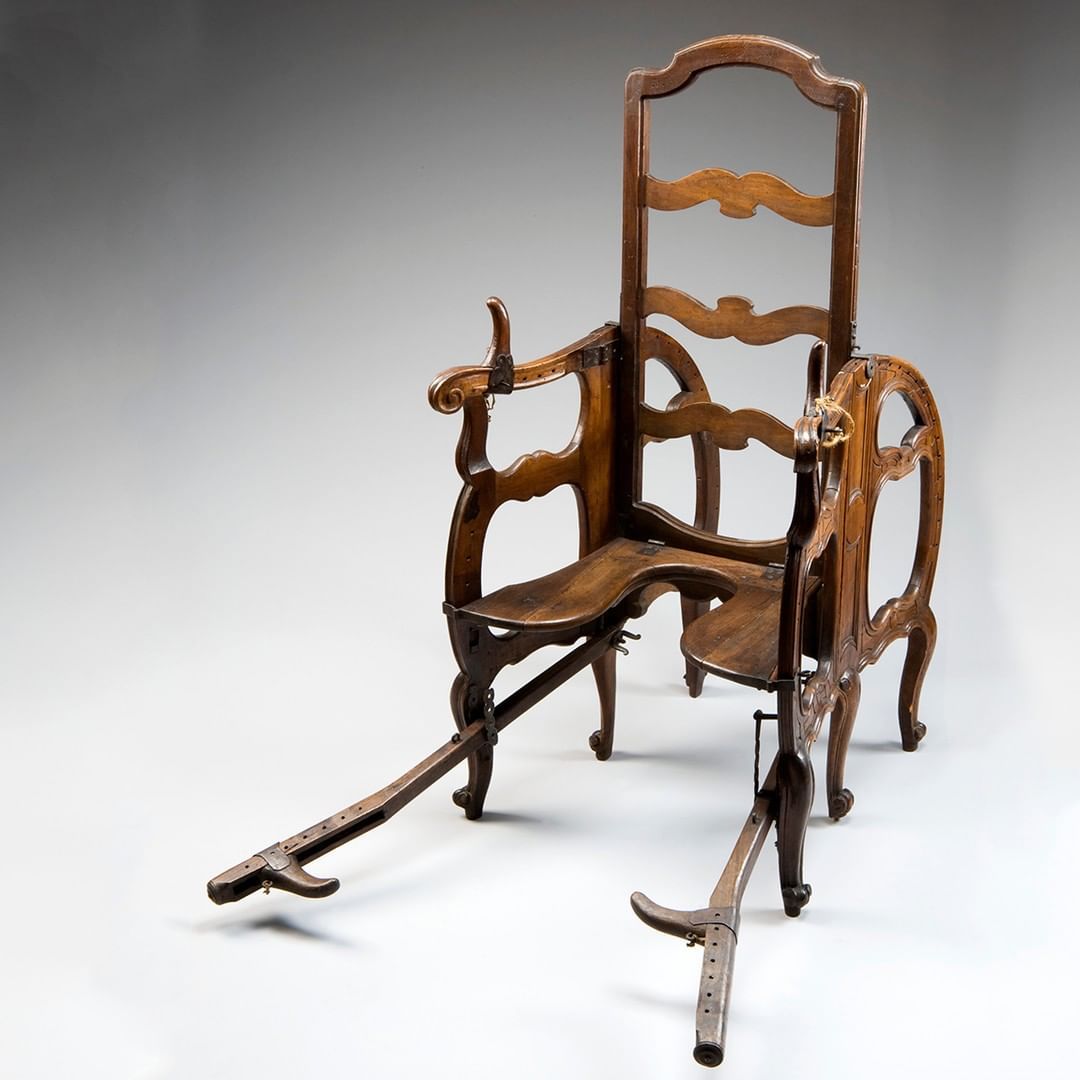 archie zoe add Queening Chairs Middle Ages photo