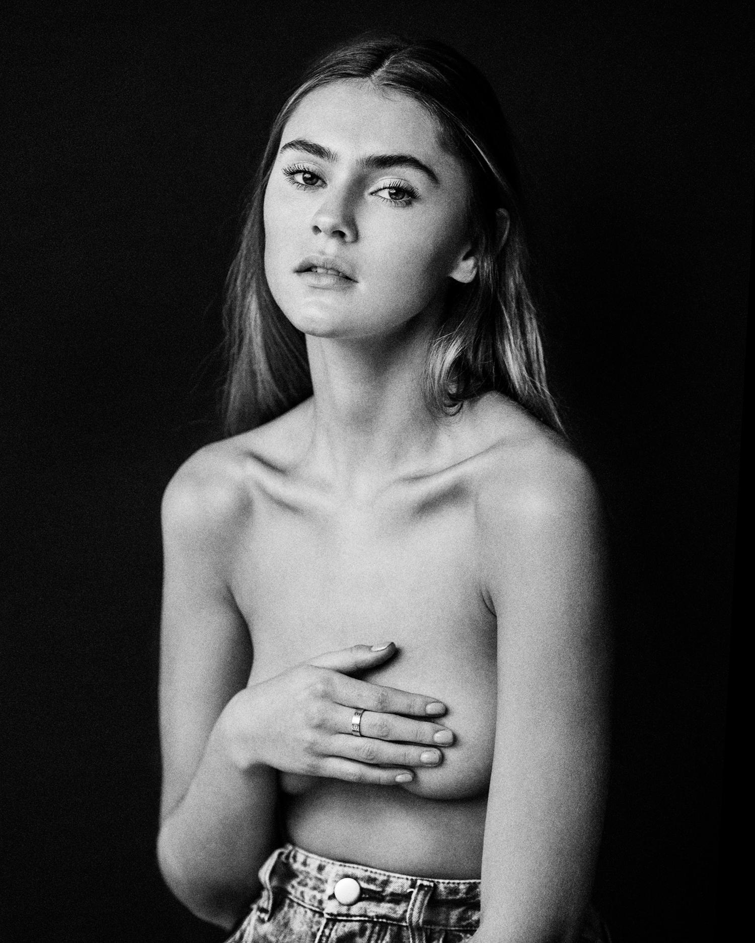 charles godin add Stefanie Scott Nude photo