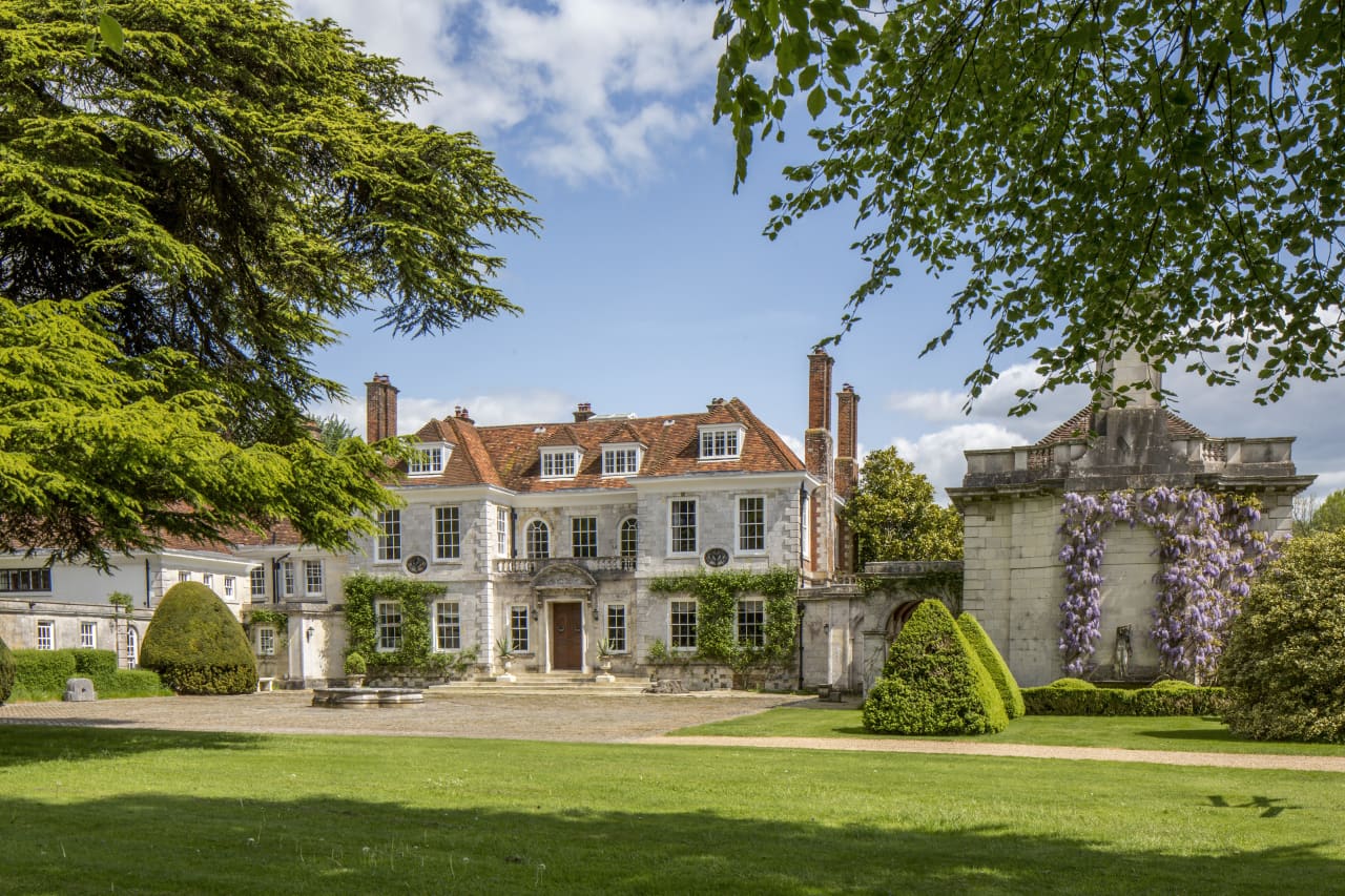 alex iriarte add The English Mansion photo